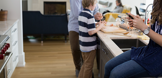 Une famille dans une cuisine