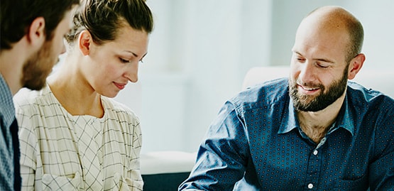 Trois employés tiennent une réunion dans un bureau