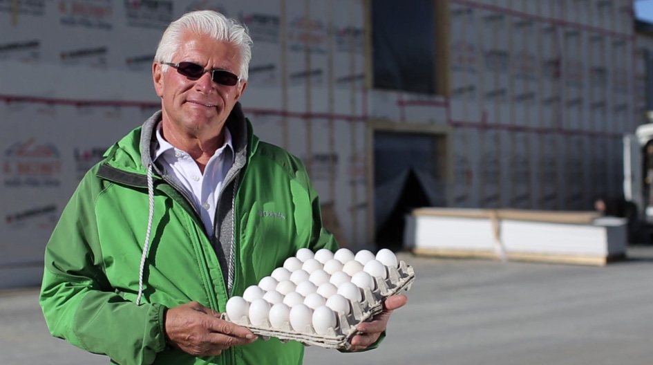 Un client d’Economical tient un bac de 30 œufs