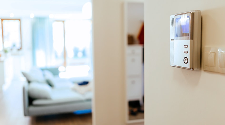 Une cour arrière avec une terrasse, un espace de repos et un jardin illustre comment créer une élégante terrasse sécuritaire.