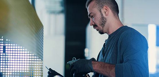 Un homme travaille dans une usine de fabrication technologique