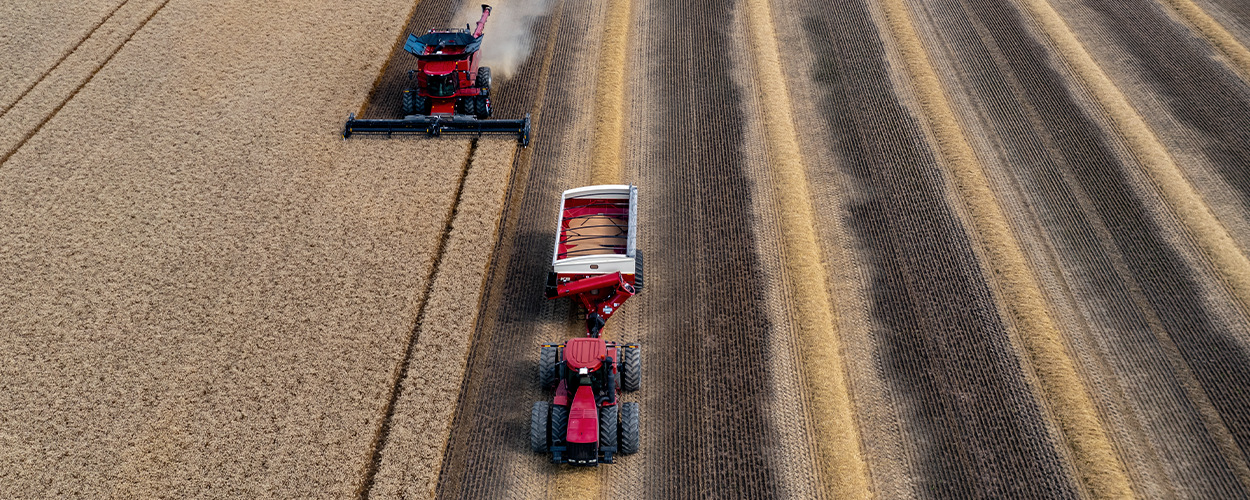  Tracteurs agricoles traversant un champ
