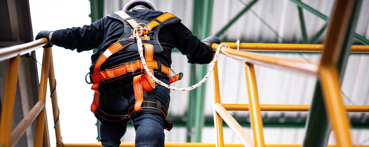  Une personne utilisant un harnais lors de travaux sur un chantier