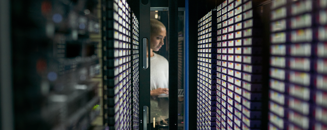 Une personne travaillant dans une salle serveur
