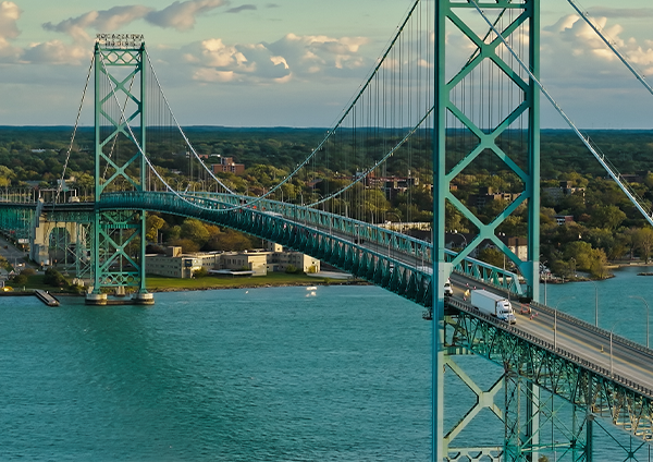 Vue aérienne d'un grand pont enjambant une rivière
