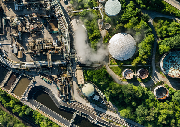 Vue aérienne d'un chantier industriel