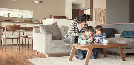 Une famille profite d'un moment dans son salon