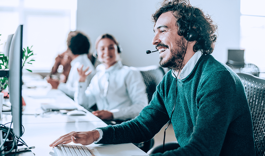 Des gens heureux au bureau