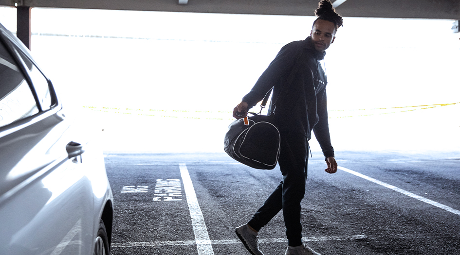 Un homme verrouille sa voiture, illustrant comment prévenir le vol électronique de votre véhicule.