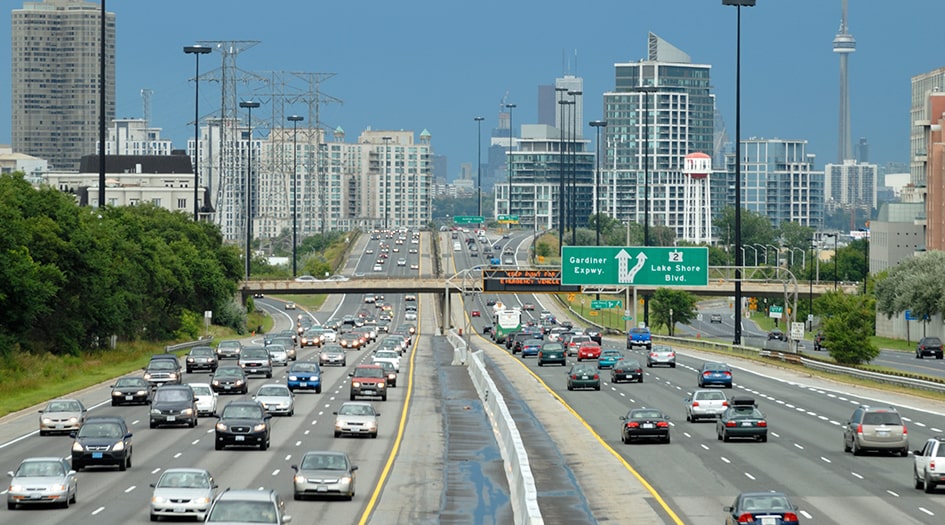 Une autoroute bondée, illustrant une raison pour laquelle le coût de votre assurance auto a pu augmenter au renouvellement.