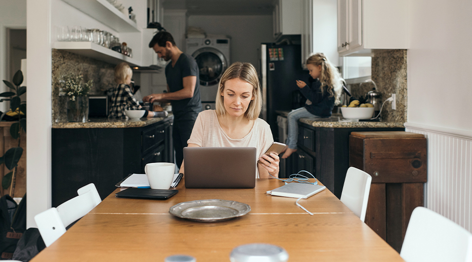 Les compagnies d’assurance appuient les gens touchés financièrement par la COVID-19, comme cette famille dans la cuisine.