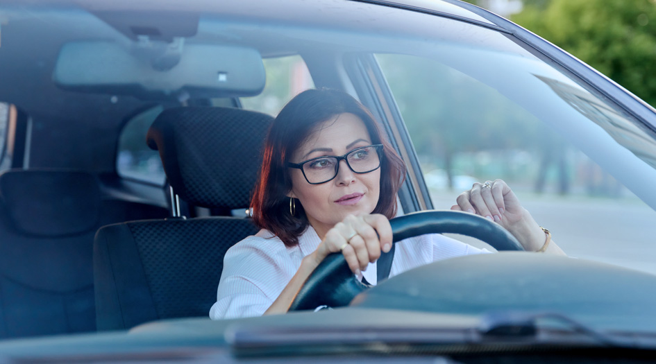 Si vous êtes témoin de rage au volant, conduisez de manière préventive, comme cette femme assise au volant de sa voiture.