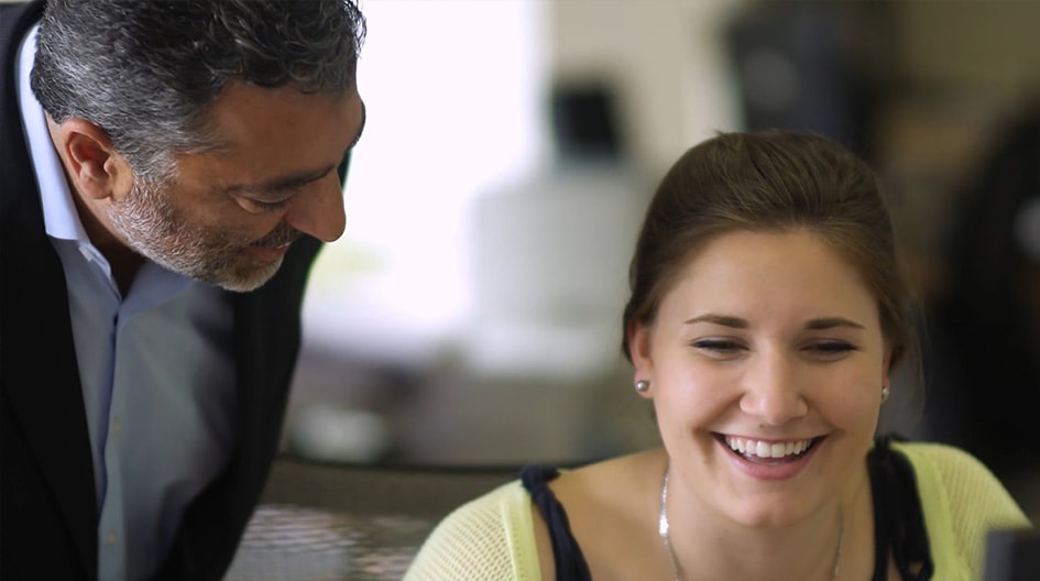 Deux employés de GNK souriant
