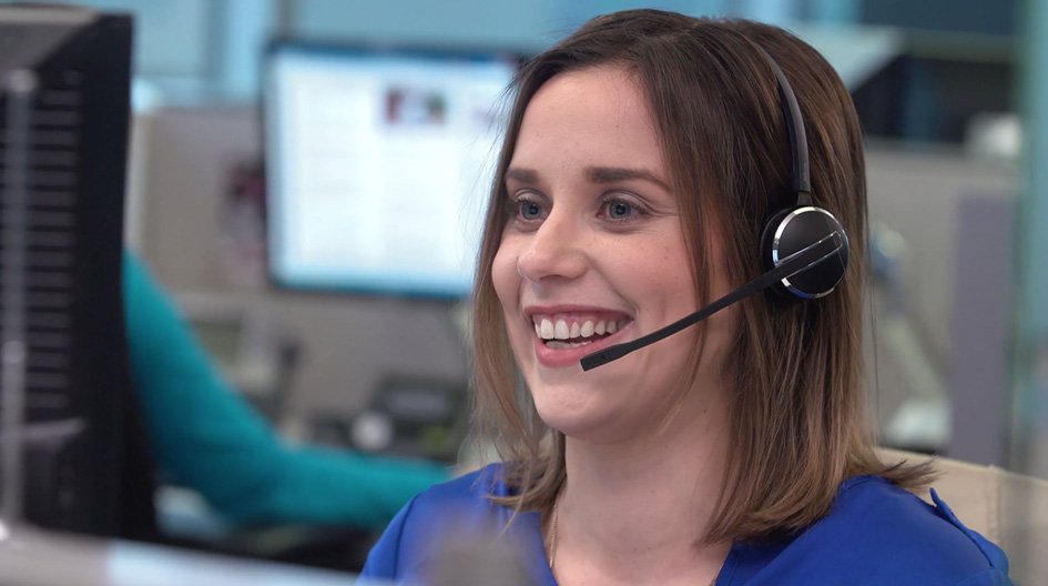 Personne utilisant un casque audio au travail