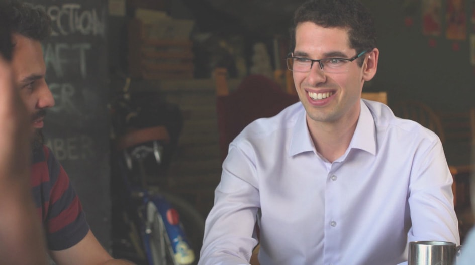  Groupe d'amis dans une salle de jeux