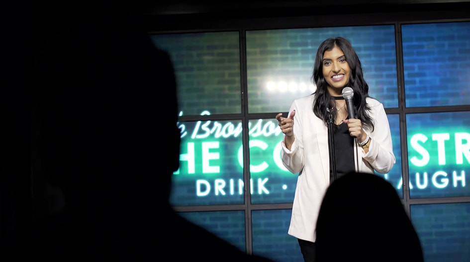  Personne faisant un sketch dans un club de comédie