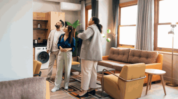 Trois personnes inspectent l’intérieur d’une maison, illustrant l’importance de la préparation à une inspection.