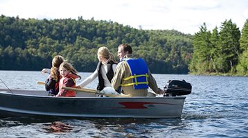 Avant de naviguer sur un lac cet été, tout comme cette famille à bord d’un bateau à moteur, suivez ces cinq conseils de navigation.